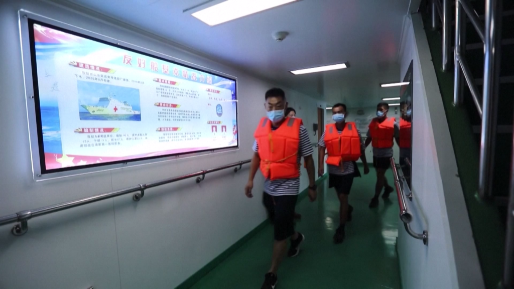 海军友好号医院船首次完成对西南沙岛礁巡诊