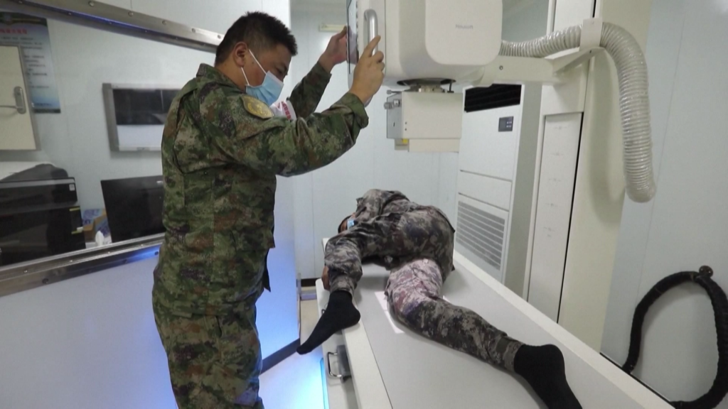 海军友好号医院船首次完成对西南沙岛礁巡诊