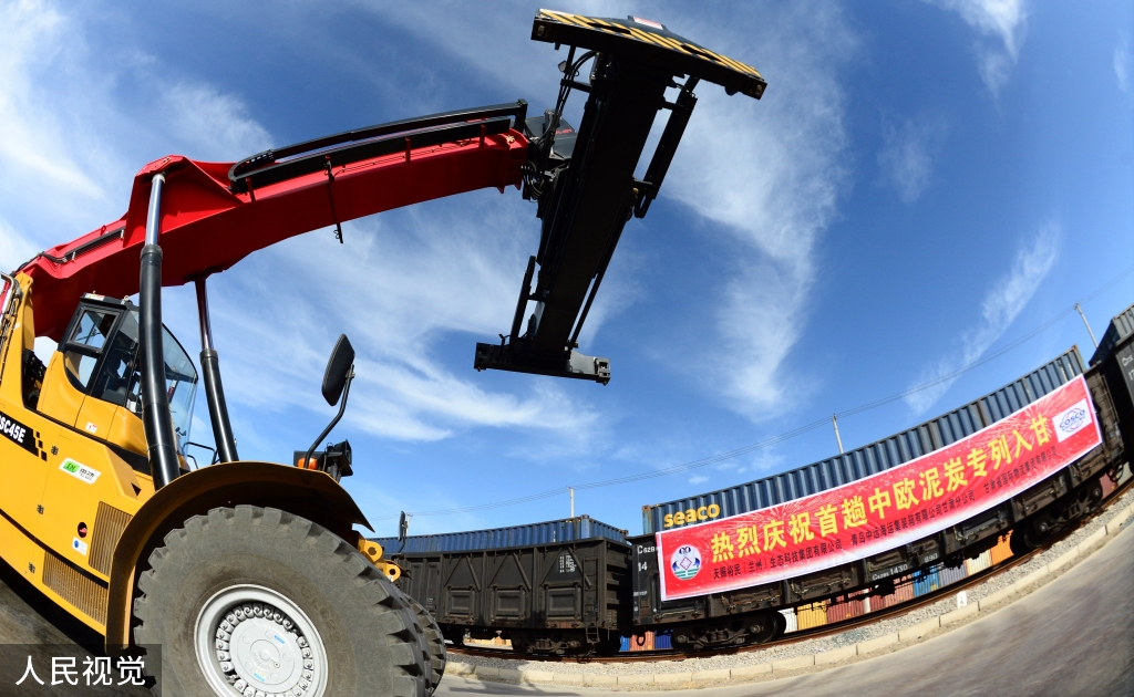 兰州：中欧首趟泥炭专列进入甘肃