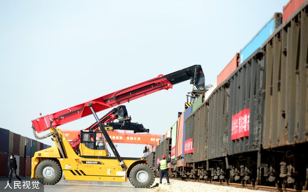 兰州：中欧首趟泥炭专列进入甘肃