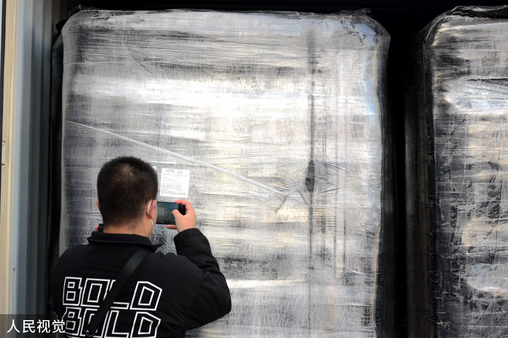 兰州：中欧首趟泥炭专列进入甘肃