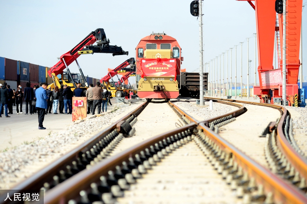 兰州：中欧首趟泥炭专列进入甘肃