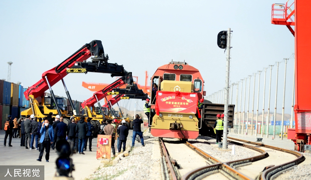 兰州：中欧首趟泥炭专列进入甘肃