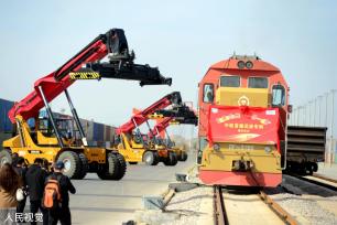 兰州：中欧首趟泥炭专列进入甘肃