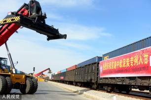 兰州：中欧首趟泥炭专列进入甘肃