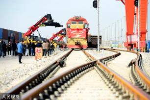 兰州：中欧首趟泥炭专列进入甘肃