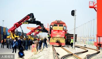 兰州：中欧首趟泥炭专列进入甘肃