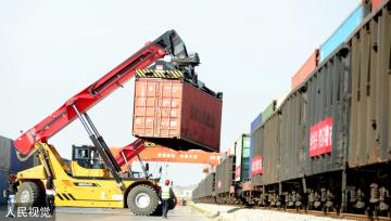 兰州：中欧首趟泥炭专列进入甘肃