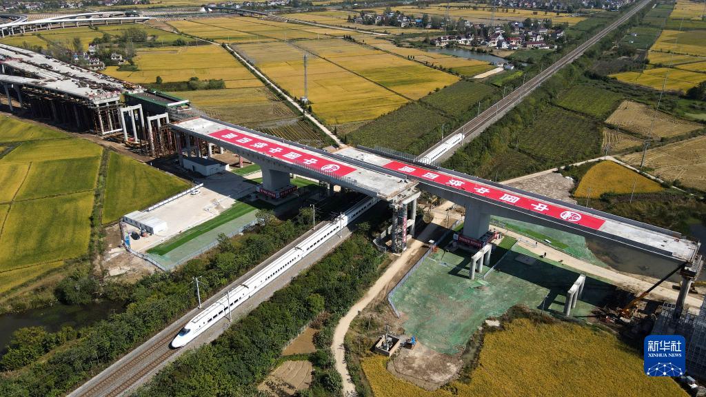 万吨桥梁转体跨越沪蓉铁路