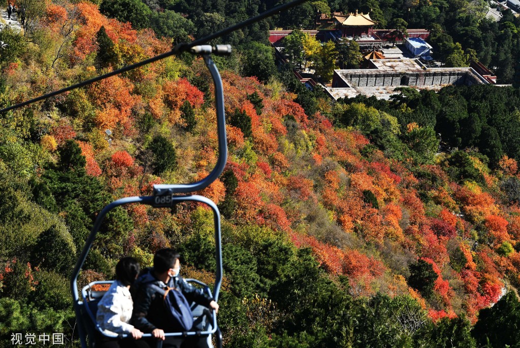 北京香山红叶进入观赏季 吸引游客打卡拍照