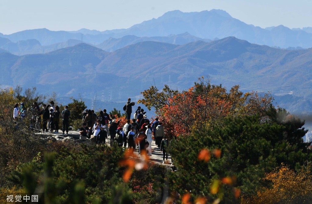 北京香山红叶进入观赏季 吸引游客打卡拍照