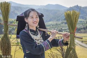 广西百色：德保村民欢聚庆丰收 展示壮家稻作“那”文化