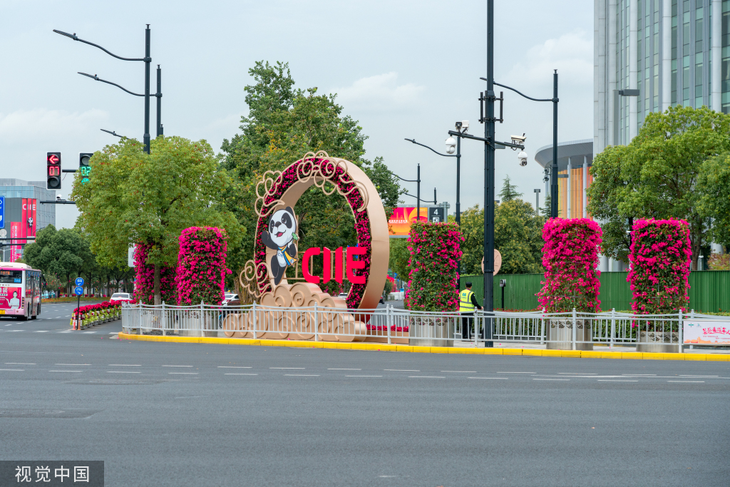 第五届进博会即将在上海举行 国家会展中心外装饰焕然一新