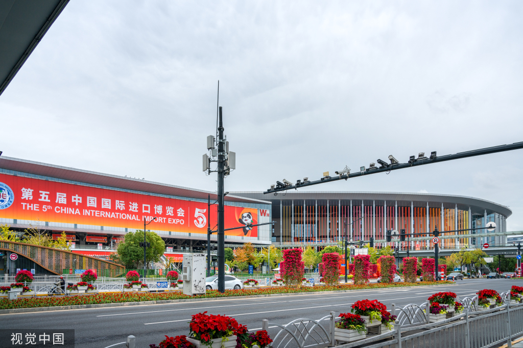第五届进博会即将在上海举行 国家会展中心外装饰焕然一新