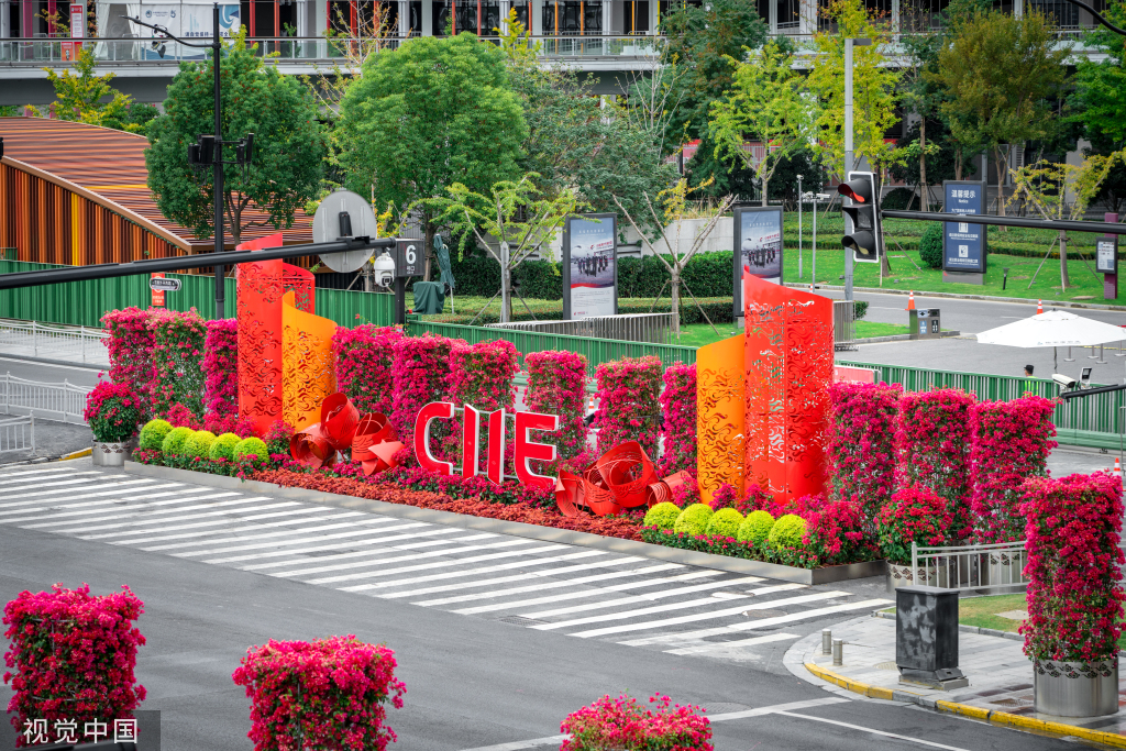 第五届进博会即将在上海举行 国家会展中心外装饰焕然一新