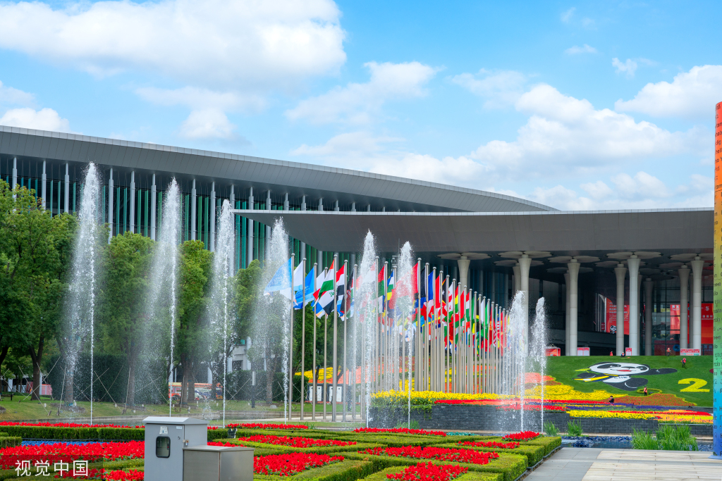 第五届进博会即将在上海举行 国家会展中心外装饰焕然一新