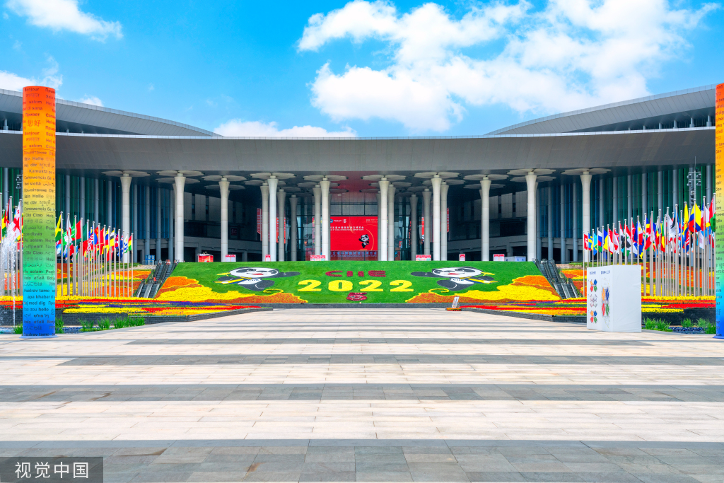 第五届进博会即将在上海举行 国家会展中心外装饰焕然一新