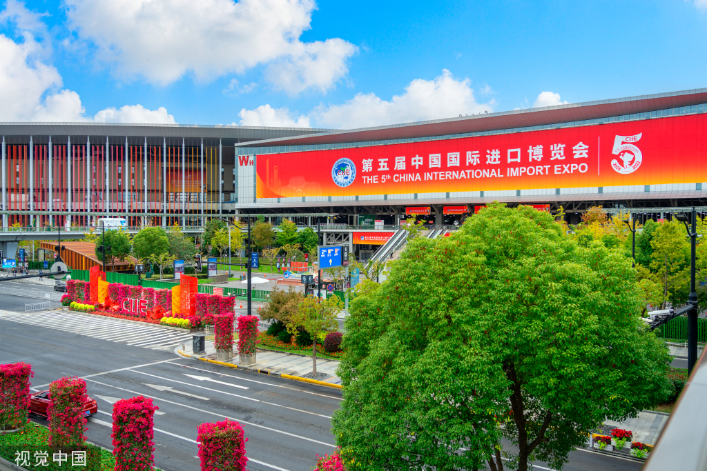 第五届进博会即将在上海举行 国家会展中心外装饰焕然一新