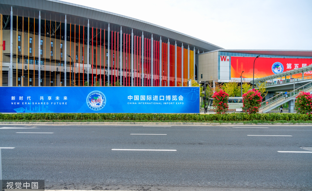 第五届进博会即将在上海举行 国家会展中心外装饰焕然一新