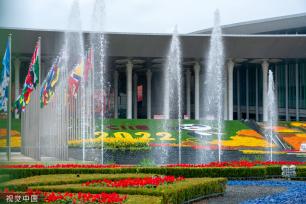 第五届进博会即将在上海举行 国家会展中心外装饰焕然一新