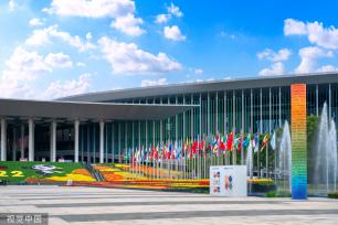 第五届进博会即将在上海举行 国家会展中心外装饰焕然一新