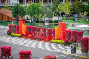 第五届进博会即将在上海举行 国家会展中心外装饰焕然一新