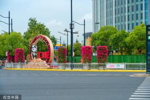 第五届进博会即将在上海举行 国家会展中心外装饰焕然一新