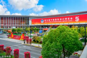 第五届进博会即将在上海举行 国家会展中心外装饰焕然一新