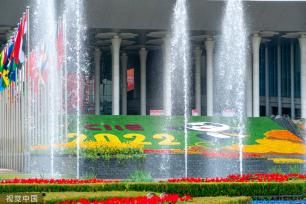 第五届进博会即将在上海举行 国家会展中心外装饰焕然一新