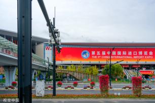 第五届进博会即将在上海举行 国家会展中心外装饰焕然一新