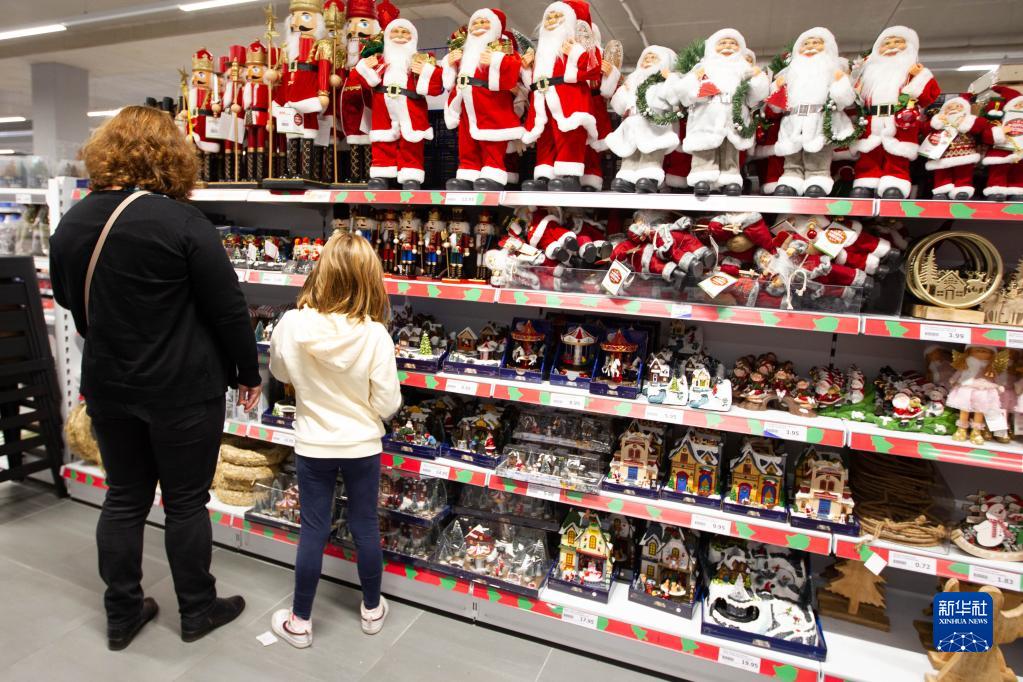 中国制造的圣诞商品在荷兰超市上架