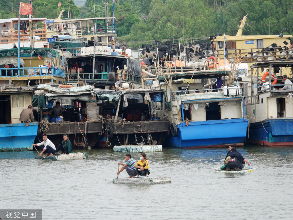 广东珠海：台风“尼格”袭来 渔船入港避风