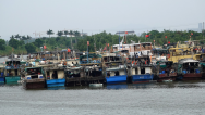 广东珠海：台风“尼格”袭来 渔船入港避风