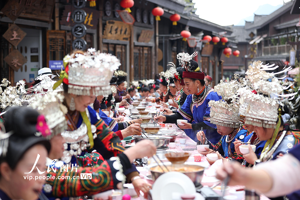 贵州丹寨：万人长桌宴 欢乐庆苗年