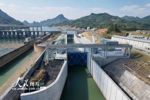 广西柳州：红花水电站二线船闸建成通航