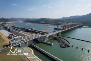 广西柳州：红花水电站二线船闸建成通航