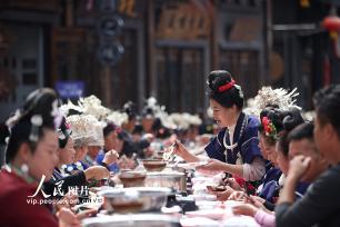 贵州丹寨：万人长桌宴 欢乐庆苗年