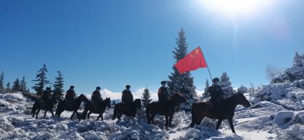 新疆阿勒泰边防民警擎旗踏雪巡边 筑牢边境维稳屏障