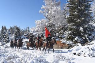 新疆阿勒泰边防民警擎旗踏雪巡边 筑牢边境维稳屏障