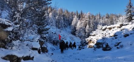 新疆阿勒泰边防民警擎旗踏雪巡边 筑牢边境维稳屏障