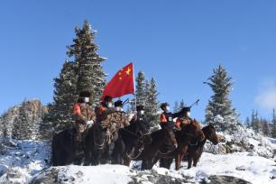 新疆阿勒泰边防民警擎旗踏雪巡边 筑牢边境维稳屏障
