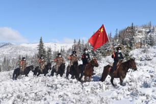 新疆阿勒泰边防民警擎旗踏雪巡边 筑牢边境维稳屏障