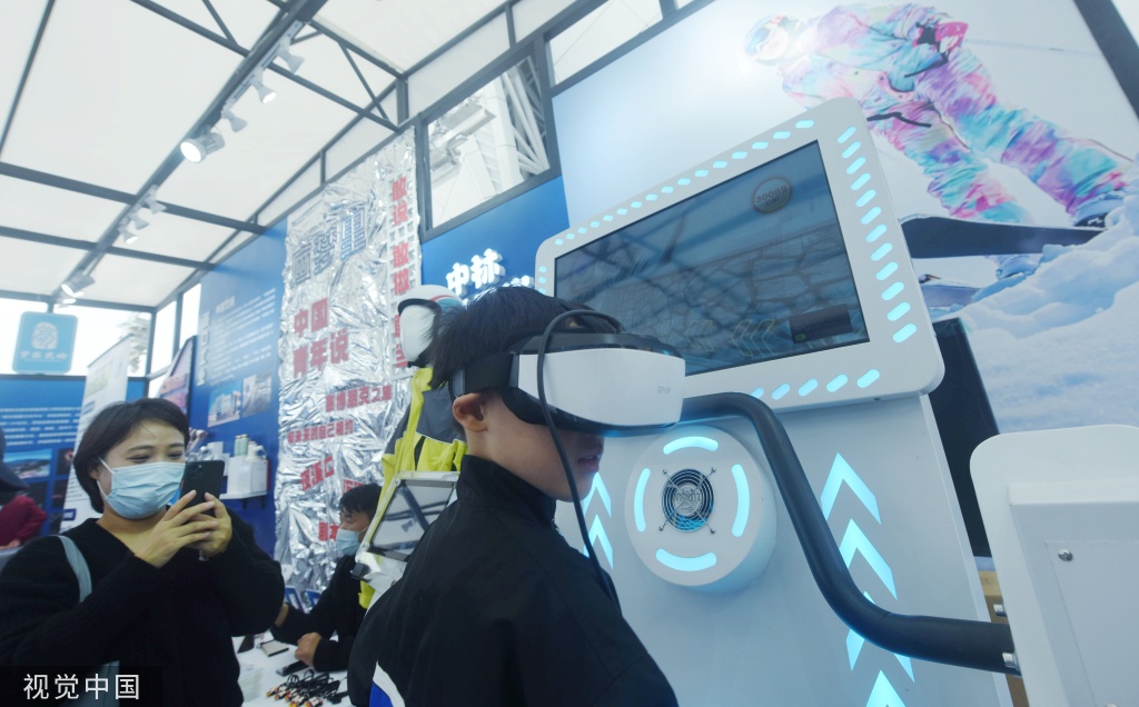 杭州：2022未来生活节举行 市民体验黑科技