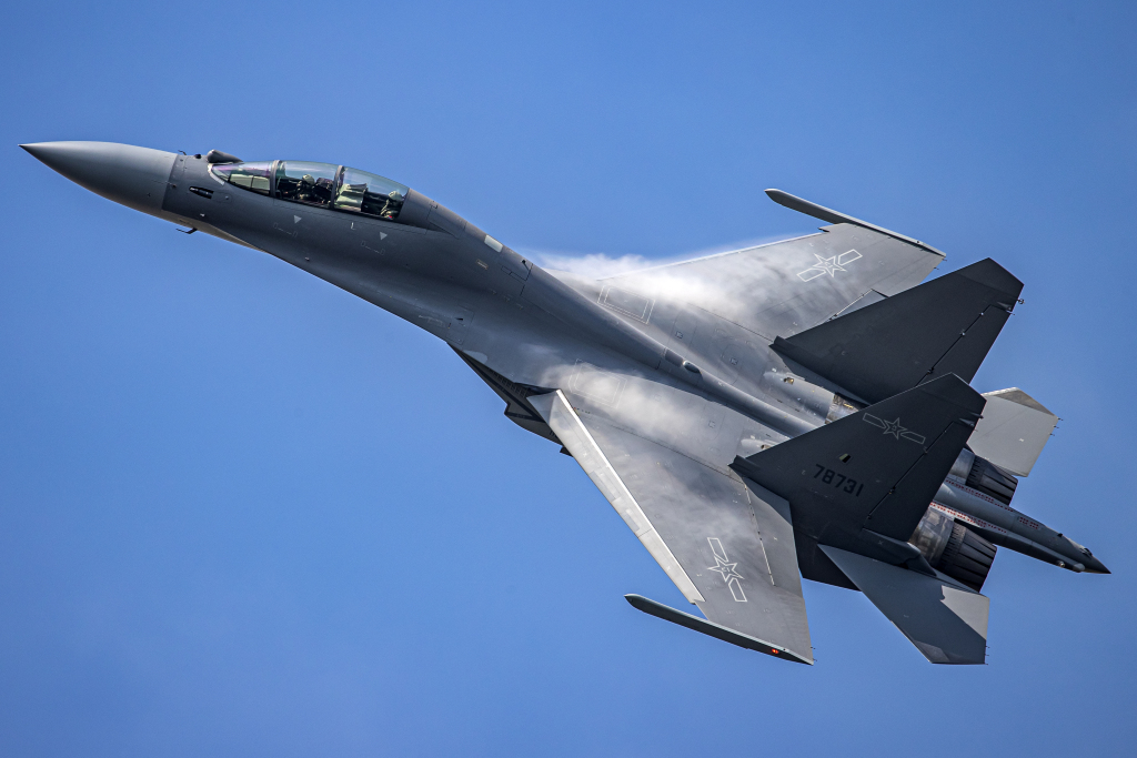 珠海航展：歼-16进行飞行表演炫舞蓝天