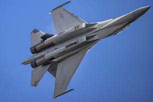 珠海航展：歼-16进行飞行表演炫舞蓝天