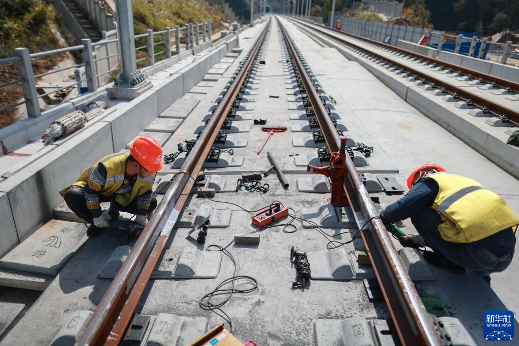 贵南高铁贵州段铺轨过半