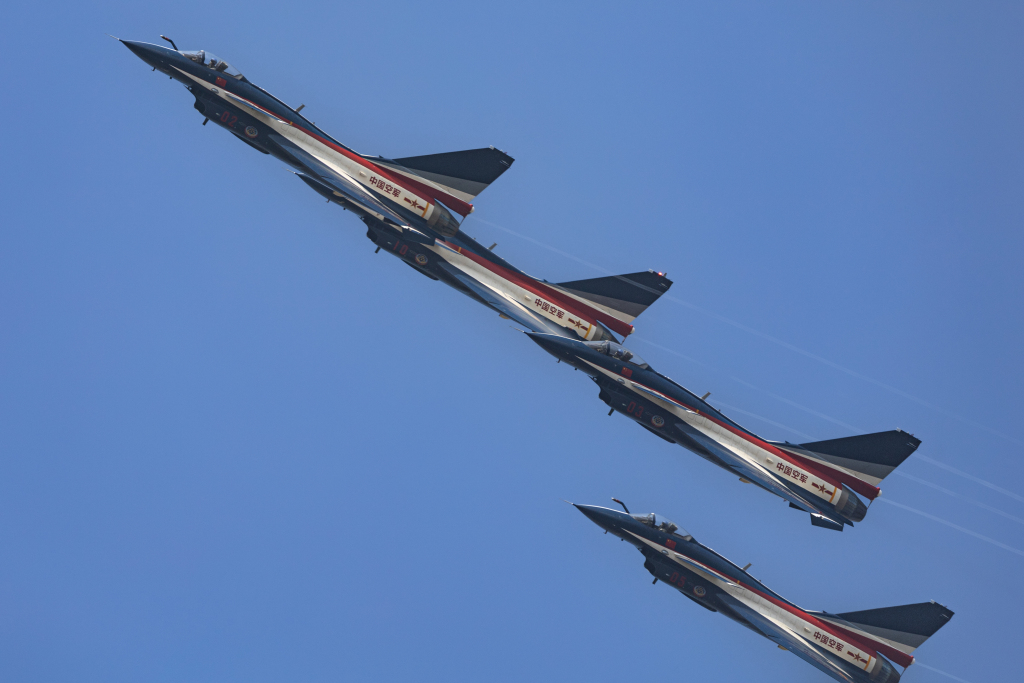 2022珠海航展观众日第三天 精彩飞行表演亮相