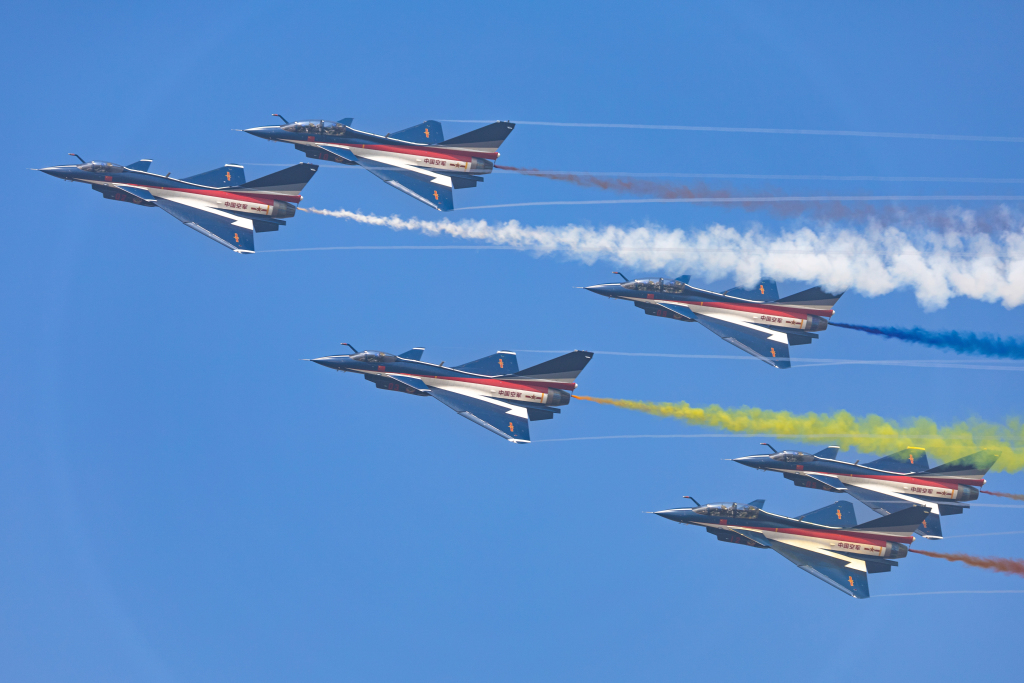 2022珠海航展观众日第三天 精彩飞行表演亮相