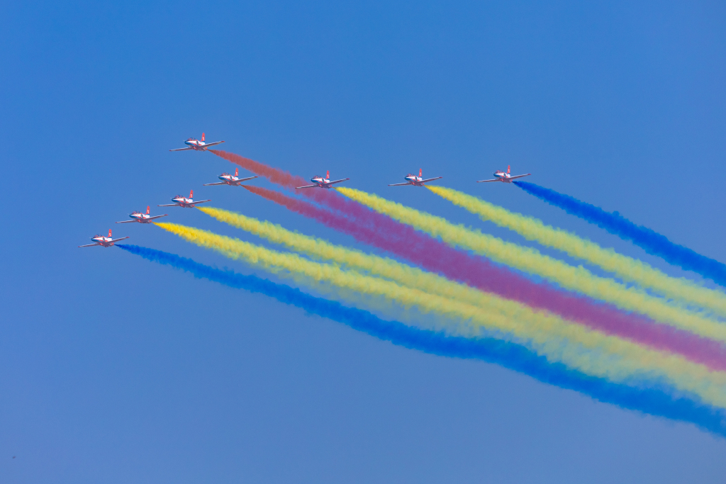 2022珠海航展观众日第三天 精彩飞行表演亮相