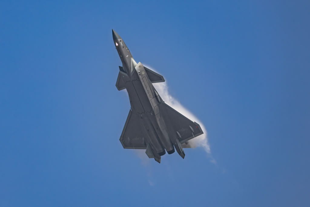 2022珠海航展观众日第三天 精彩飞行表演亮相